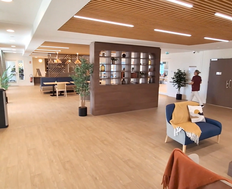 Cette photo représente le salon de l'EHPAD "Domaine d'Aubert" à Auberchicourt. L'EHPAD a été livré en 2025. 